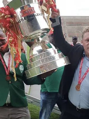 De Zimbabwaanse Supercup is binnen. Rechts de trotse FC Platinum-coach Pieter de Jongh.