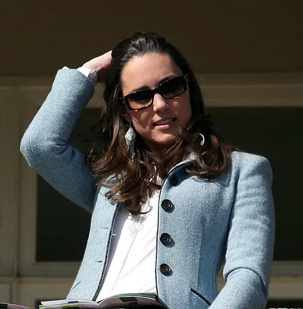 Foto van Kate Middleton bij Cheltenham Racecourse, 2007.