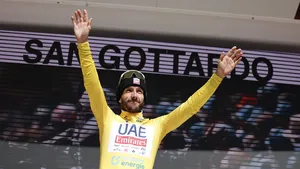 Adam Yates gele trui