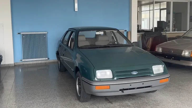 VIDEO: verlaten dealer vol 'nieuwe' 80's Fords