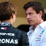 Toto Wolff en George Russell na de diskwalificatie in België