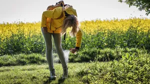 Vrouw teken spray bescherming insecten