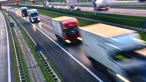 Druk verkeer met vrachtwagens op een moderne autosnelweg in Polen