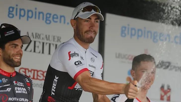 Nizzolo klopt Cavendish en Degenkolb in Abu Dhabi