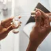 Een vrouw die skincare aanbrengt