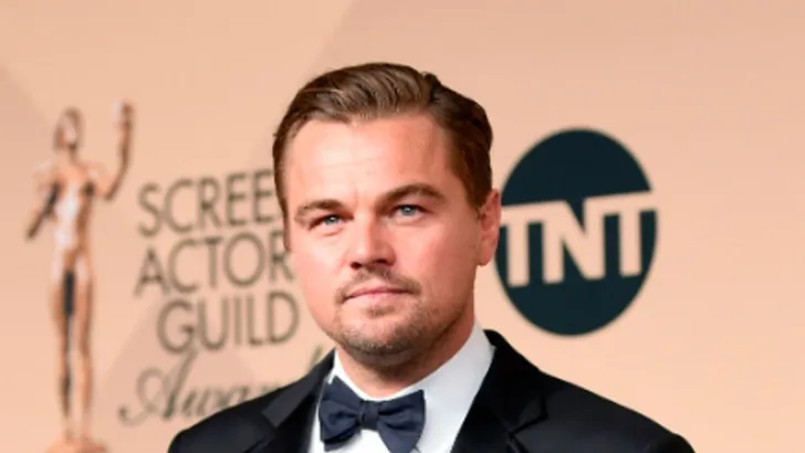 Leonardo DiCaprio vergeet bijna zijn Oscar mee naar huis te nemen