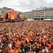 Feestende mensen op Koningsdag met oranje decoraties.