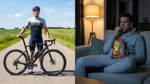 Een gespleten beeld van een wielrenner. Links staat hij energiek in fietskleding naast zijn fiets; rechts zit dezelfde man vermoeid op de bank met een zak chips.