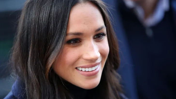 Waarom Meghan Markle altijd te grote schoenen draagt