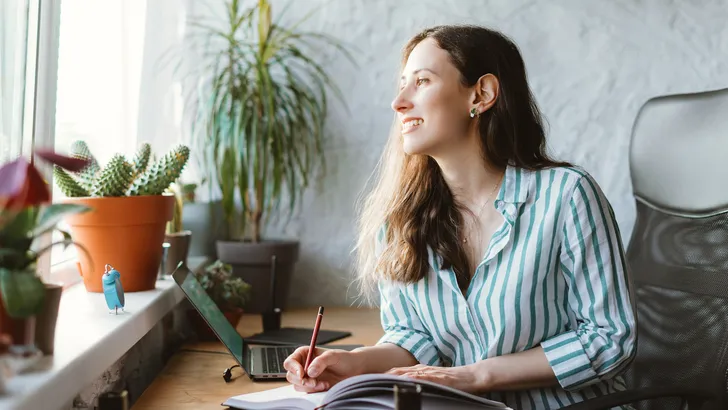 Afbeelding: vrouw met notitieblokje