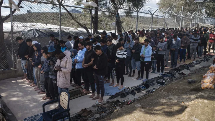 EU gaat vluchtelingen 2000 euro geven als ze Griekse eilanden verlaten