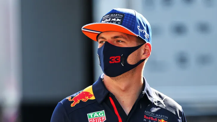 Max Verstappen tweede in Rusland na bijzondere tijdstraf Lewis Hamilton