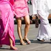 Vriendinnen met stijlvolle slippers aan.