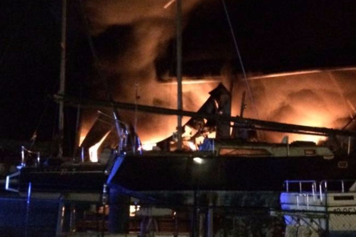 Brand jachthaven Wessem vermoedelijk aangestoken