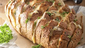 Knoflookbrood met oude kaas