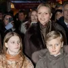 Quiet Luxury onder de kerstboom: Prinses Charlene straalt (met hondje!) op kerstkaart van Monaco | Nouveau
