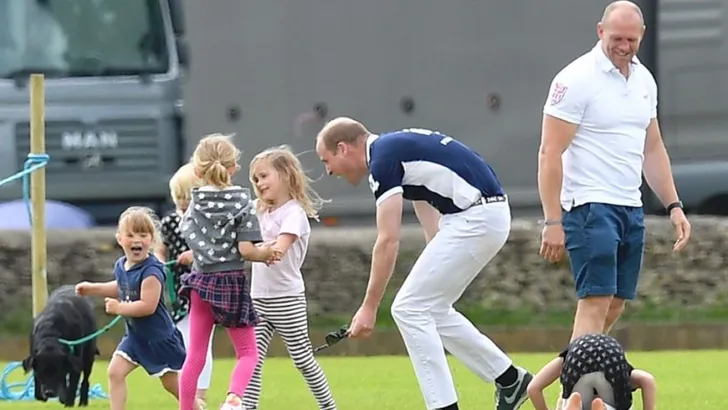 Lief: prins William speelt met zijn nichtjes