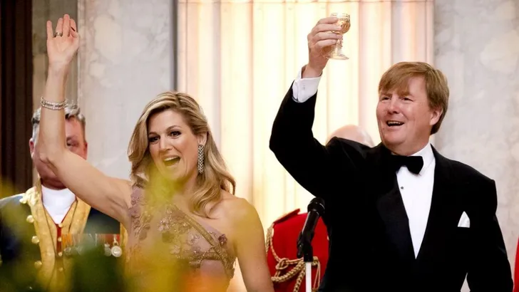 Zien: Willem-Alexander en Máxima dansen op feest