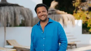 Hoe zag Timothy van B&B Vol Liefde er vroeger uit? Wij doken in de oude doos en vonden te schattige foto's van de ijdele ondernemer op Ibiza!