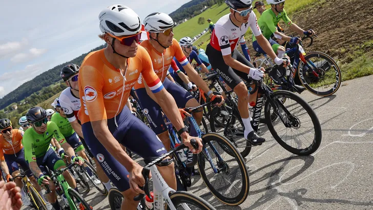 Peloton WK wielrennen met Mathieu van der Poel centraal in beeld.