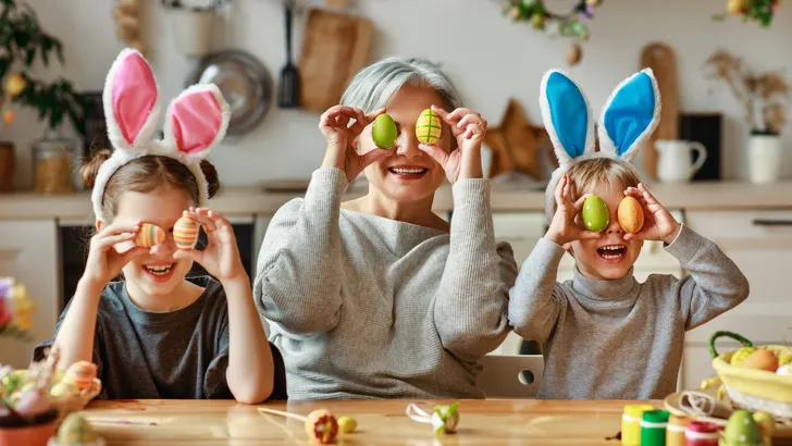 Oma met twee kinderen tijdens pasen