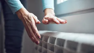 Waarom je een bakje water op de verwarming moet zetten