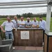 De mannen van Haenen 4, van links naar rechts: captain Dimitri, bouwmijnheer Peter, barkeeper Koertov, schrijver Anton, luchtmachtofficier Michel en Arjan, alias Boogie.