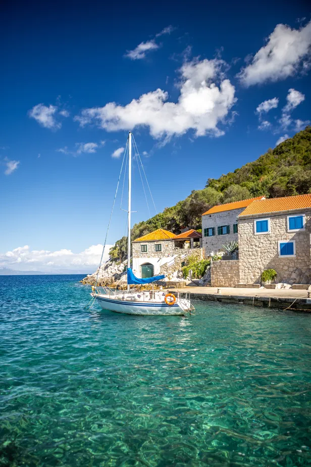 Hijs je zelf de zeilen, of luier je liever op het dek terwijl een professionele crew het zware werk vóór je doet? In Kroatië is alles mogelijk. 