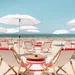 Foto van strandstoeltjes en parasols aan de Franse kust