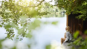 vrouw meer huisje zomer vakantie