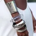 Vrouw met een stijlvolle outfit en chunky ronde armbanden.