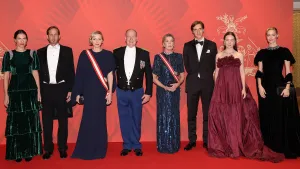 Foto, genomen tijdens het gala van de Nationale Dag van Monaco 2024, van de prinselijke familie met onder meer prinses Charlene, prins Albert en prinses Caroline van Hanover.