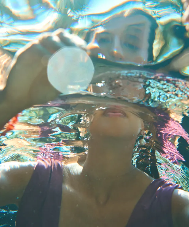 Bikinitop: Cyell | Oorbel: Mimi et Toi