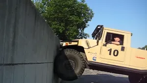 VIDEO: Humvee klimt tegen muur op