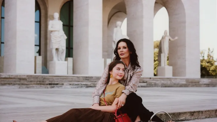 Catherine Zeta Jones schittert samen met dochter in Fendi-campagne