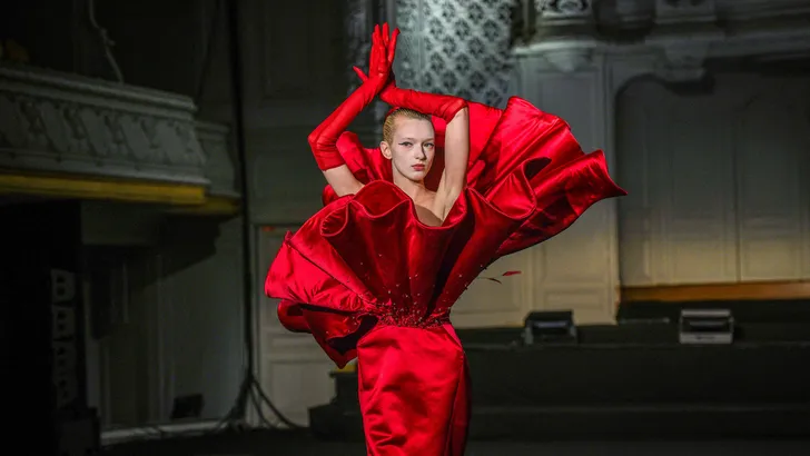 De allereerste modetentoonstelling in het Louvre ooit: Haute Couture Fashion Week '24