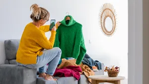 Vrouw zet kleding op de foto