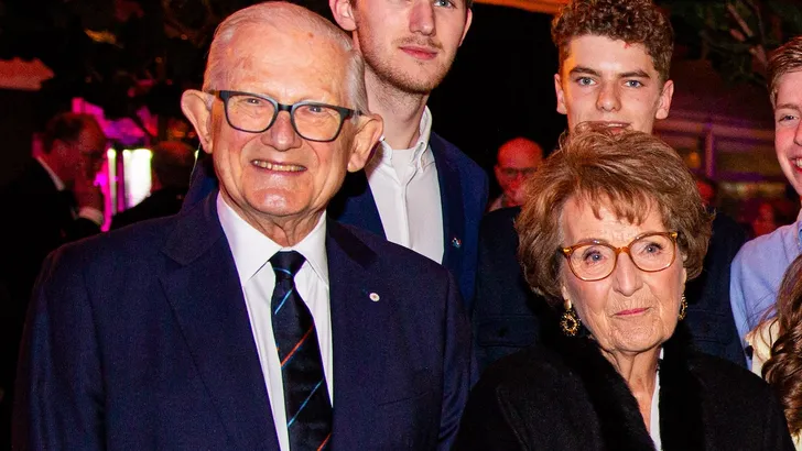 Pieter van Vollenhoven lanceert Instagram-account – Foto van Pieter van Vollenhoven en prinses Margriet bij de opening van het Vernieuwd Herinneringencentrum Apeldoornsche Bosch, 21 januari 2025.