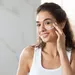 Vrouw bezig met haar skincare.