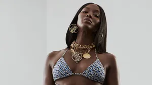 Naomi Campbell: 51 jaar en een bikinicampagne