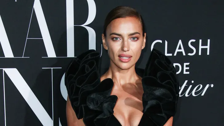 Irina Shayk verschijnt in 'koopje' op de rode loper
