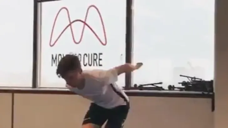 VIDEO | Remco Evenepoel beult zich flink af in de sportschool