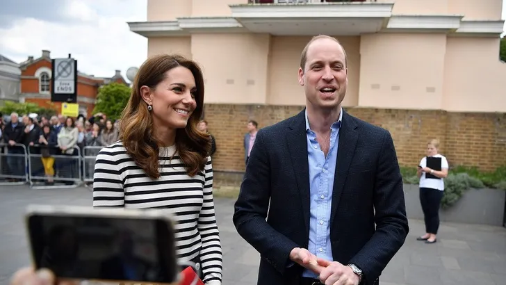 Prins William plaagt broer Harry met baby Sussex