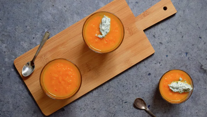 Recept: oranje paprika gazpacho met kruidenroom