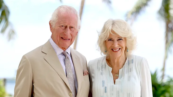 Koning Charles en Camilla op strand Australie
