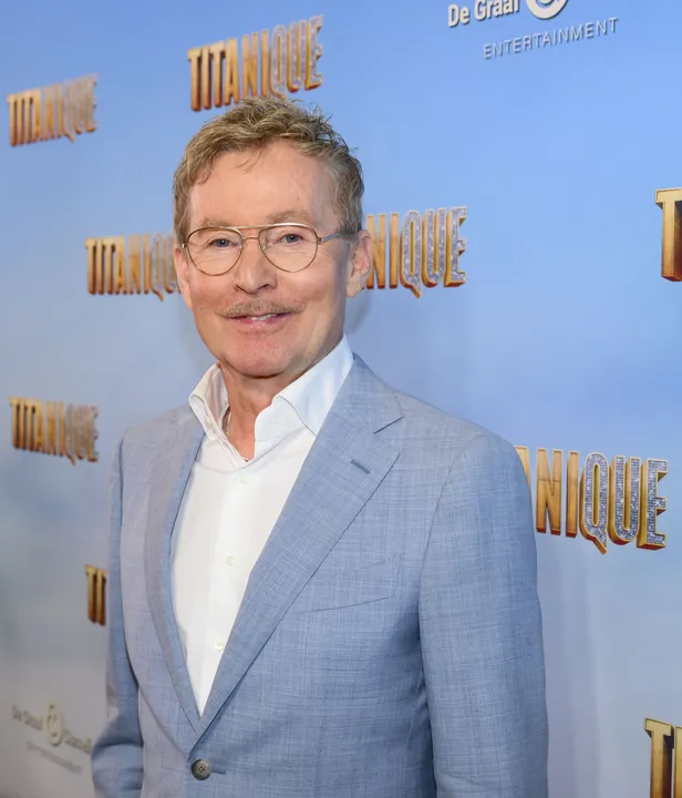 Neem een exclusief kijkje achter de schermen bij de nieuwe hitmusical Titanique! Creatief producent Hans Cornelissen vertelt alles over de casting, humor en de eerste repetitieweek.