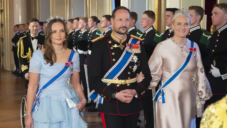 Foto van prinses Ingrid Alexandra, kroonprins Haakon en prinses Mette-Marit in galakleding bij het staatsbanket voor IJsland, april 2025.