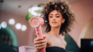 Volume, definitie en een gezonde glans – zo zien we onze krullen het liefst! Dít is hoe je uit de duizenden föhns op de markt de juiste kiest voor jouw coupe krul!