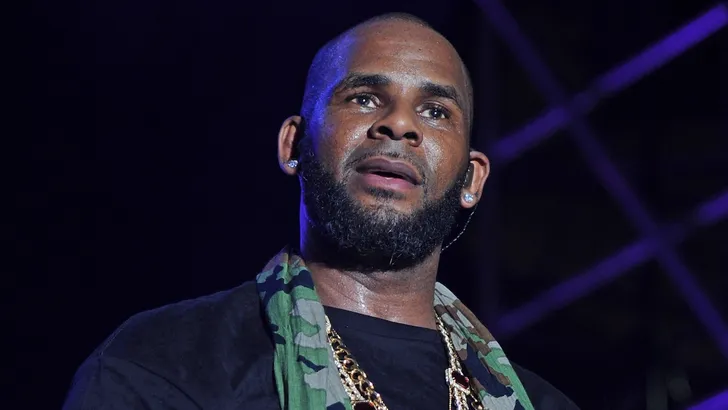 VIDEO: Vriendinnen R. Kelly hebben letterlijk slaande ruzie