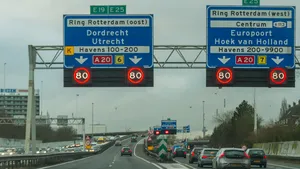 Maximumsnelheid oliecrisis: Matrixborden boven de A13/A20 bij knooppunt Kleinpolderplein tonen een snelheid van 80 km/u tijdens de spits.